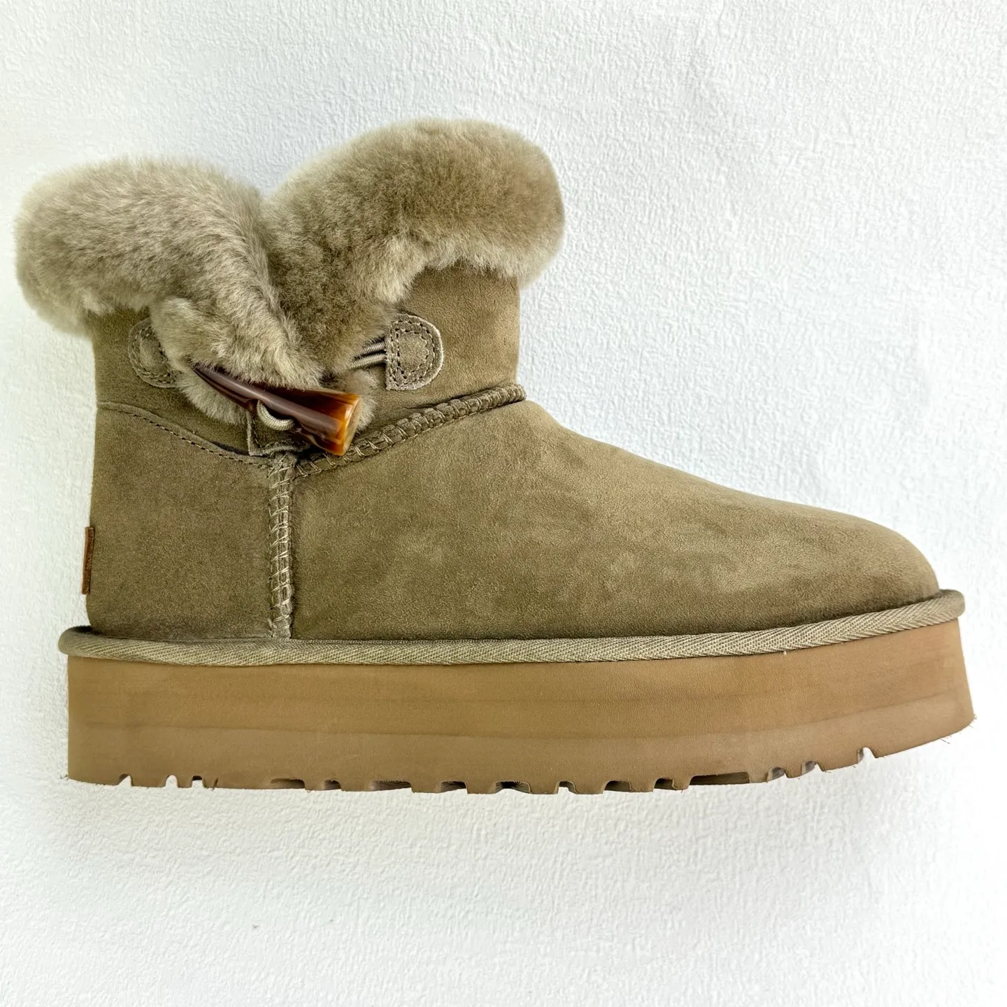 Pick up locally 💰480, the core recommendation is good price, the platform’s foreign trade is exclusive to UGG Classic Short II horn buckle women’s snow boots 1118816 Produced by the ten-year-old brand shoemaking foundry production line, paying attention to every detail, Longfeng A-grade genuine sheep fur, completely following the ZP process. Size: 35 36 37 38 39 40 Number: 29YDEF39